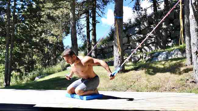 écartés bandes élastiques genoux hanches pliées